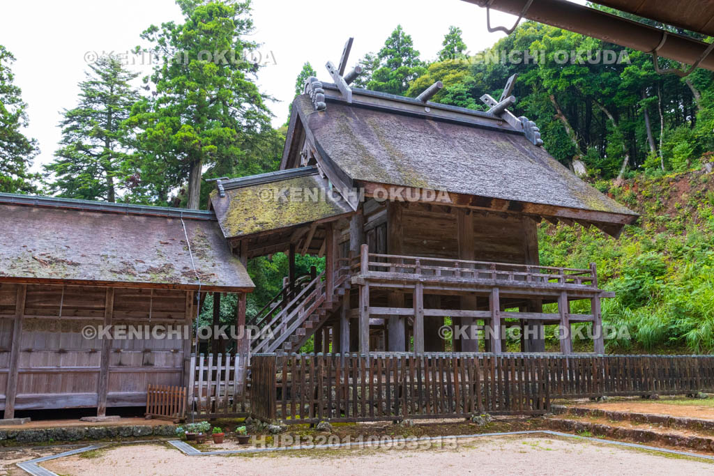 島根県　神魂（かもす）神社　拝殿と本殿（国宝）