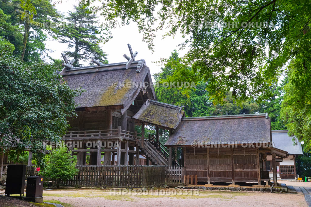 島根県　神魂（かもす）神社　拝殿と本殿（国宝）