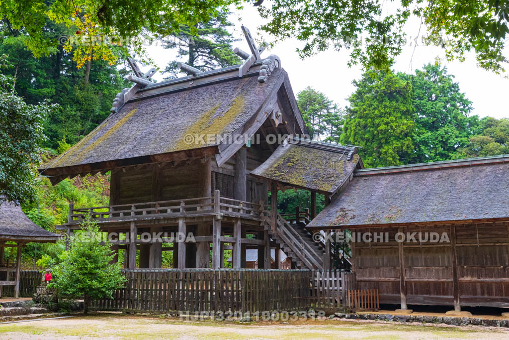 島根県　神魂（かもす）神社　拝殿と本殿（国宝）