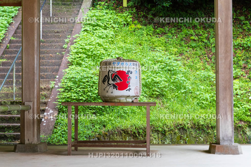 奈良県　八咫烏神社　拝殿　清酒「やたがらす」