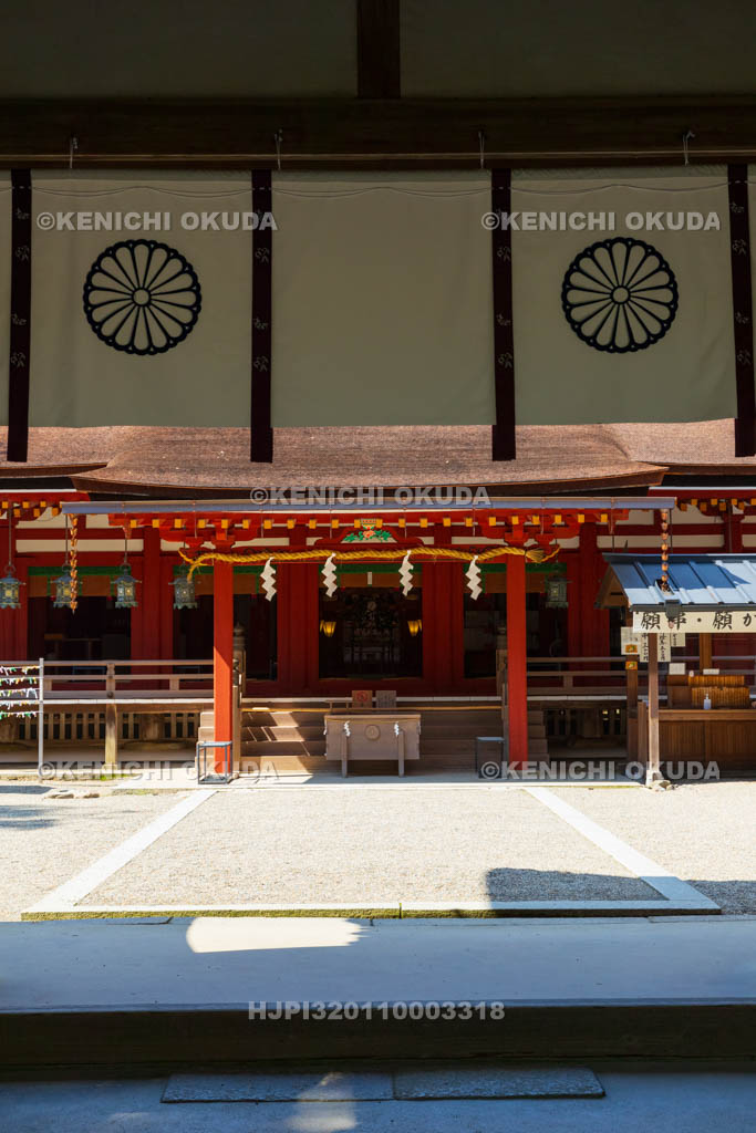 奈良県　石上神宮　楼門（重要文化財）より望む拝殿（国宝）