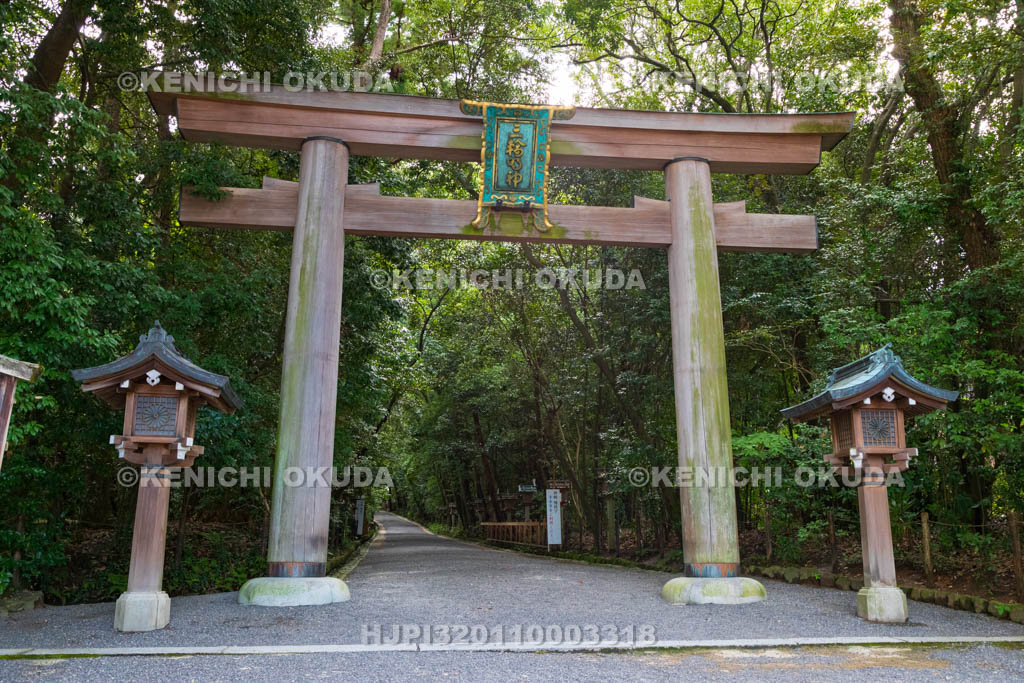 奈良県　大神神社　参道　二の鳥居