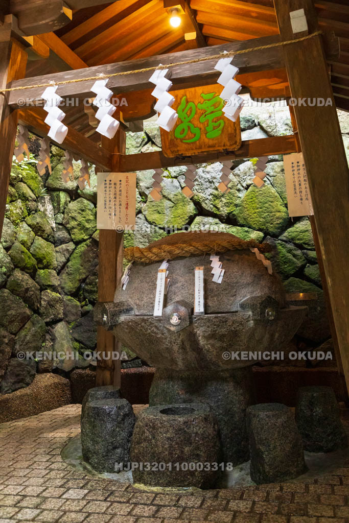奈良県 大神神社摂社 狭井神社 薬井戸(狭井の御神水)