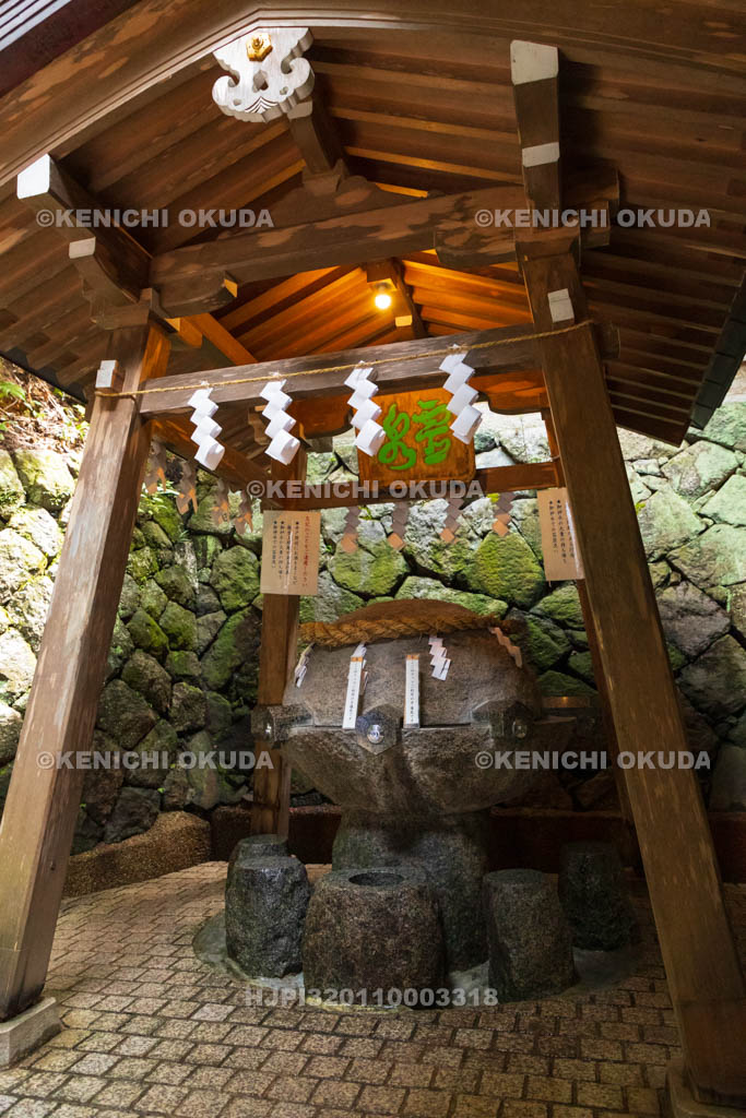 奈良県　大神神社摂社　狭井神社　薬井戸（狭井の御神水）