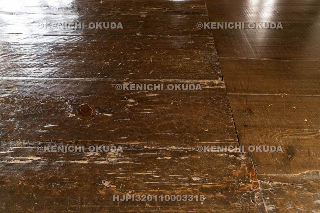 兵庫県　姫路城　ロの渡櫓（二階）　古い床材（左）と修復時の新しい床材（右）