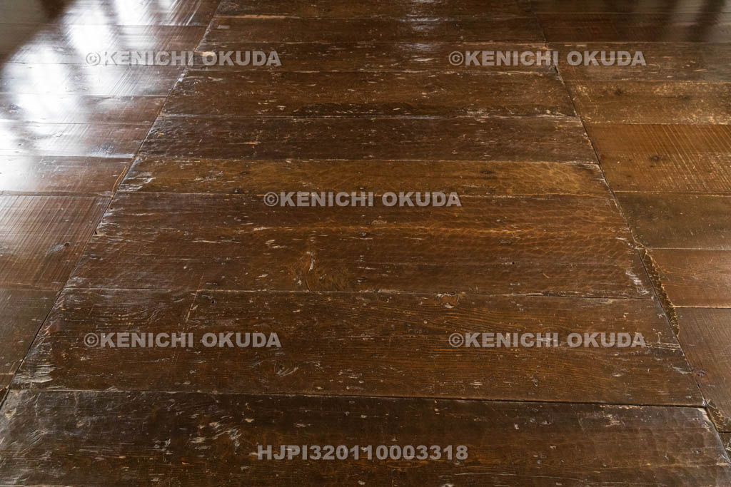 兵庫県　姫路城　ロの渡櫓（二階）　古い床材（中央）と修復時の新しい床材（両端）