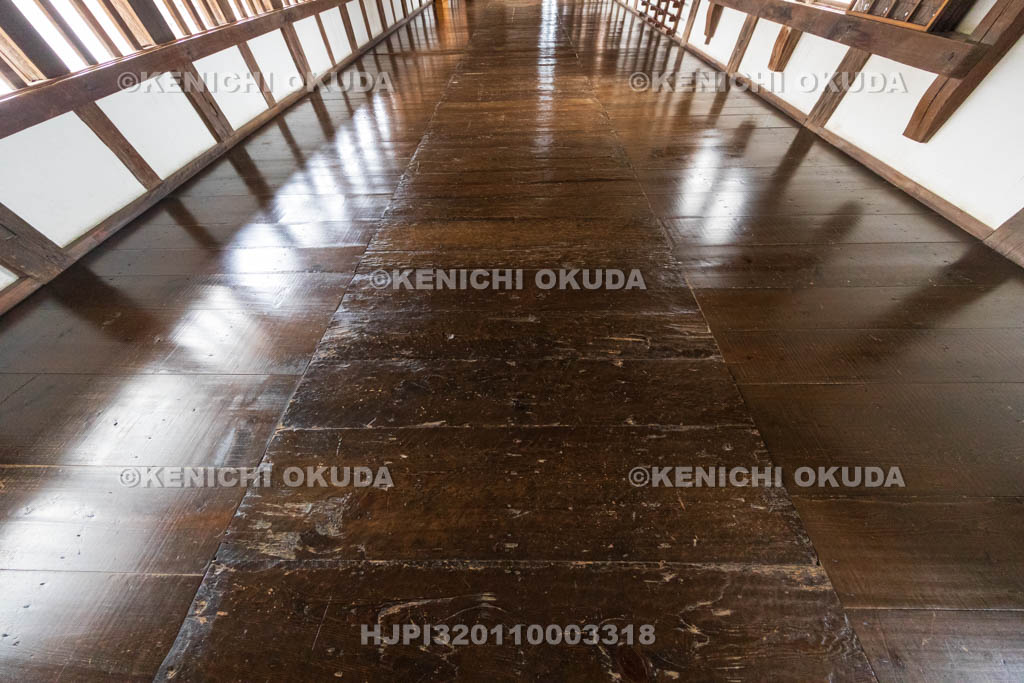 兵庫県　姫路城　ロの渡櫓（二階）　古い床材（中央）と修復時の新しい床材（両端）