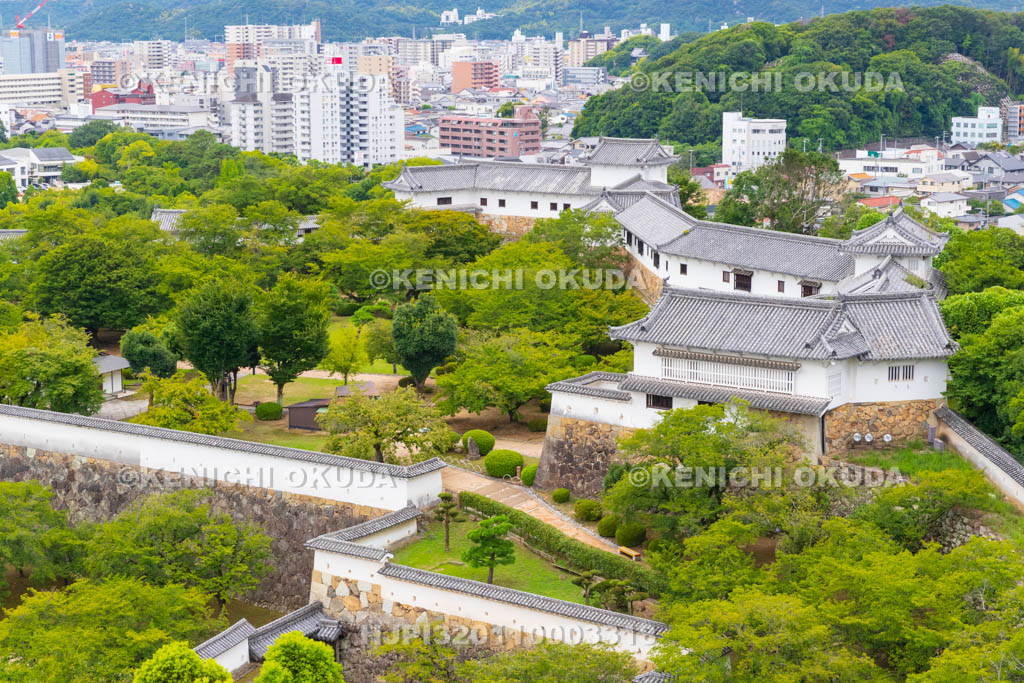 兵庫県　姫路城　乾小天守（四階・最上階）から望む西の丸長局（百間廊下）と千姫化粧櫓