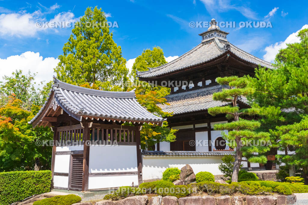 京都府 東福寺 殿鐘楼(左)と経蔵(右)