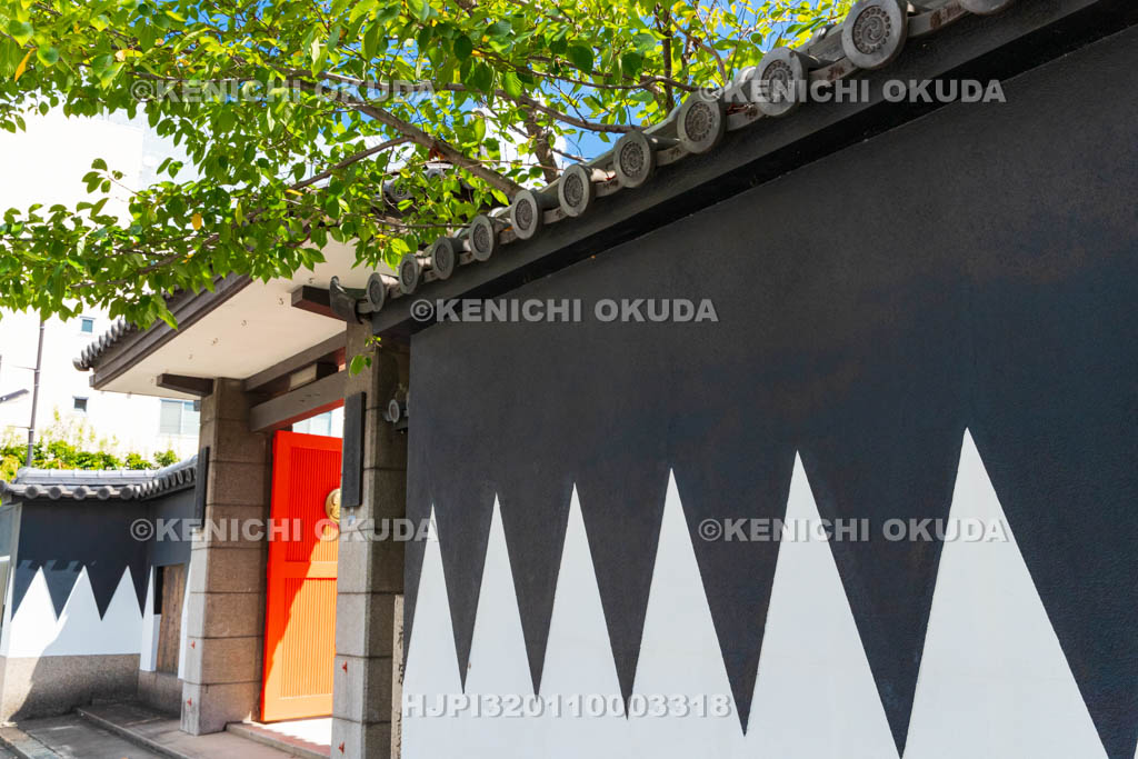 大阪府　吉祥寺　火事場装束だんだら袖模様の塀