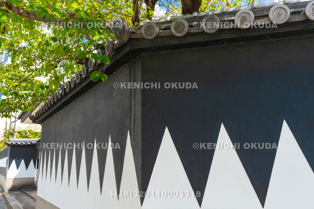 大阪府　吉祥寺　火事場装束だんだら袖模様の塀