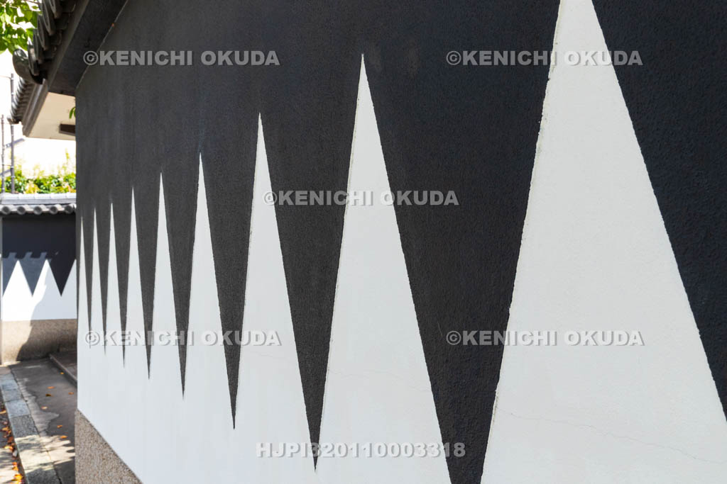 大阪府　吉祥寺　火事場装束だんだら袖模様の塀