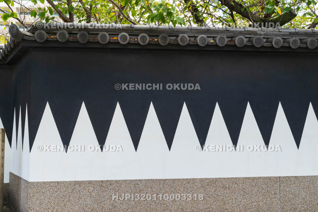 大阪府　吉祥寺　火事場装束だんだら袖模様の塀