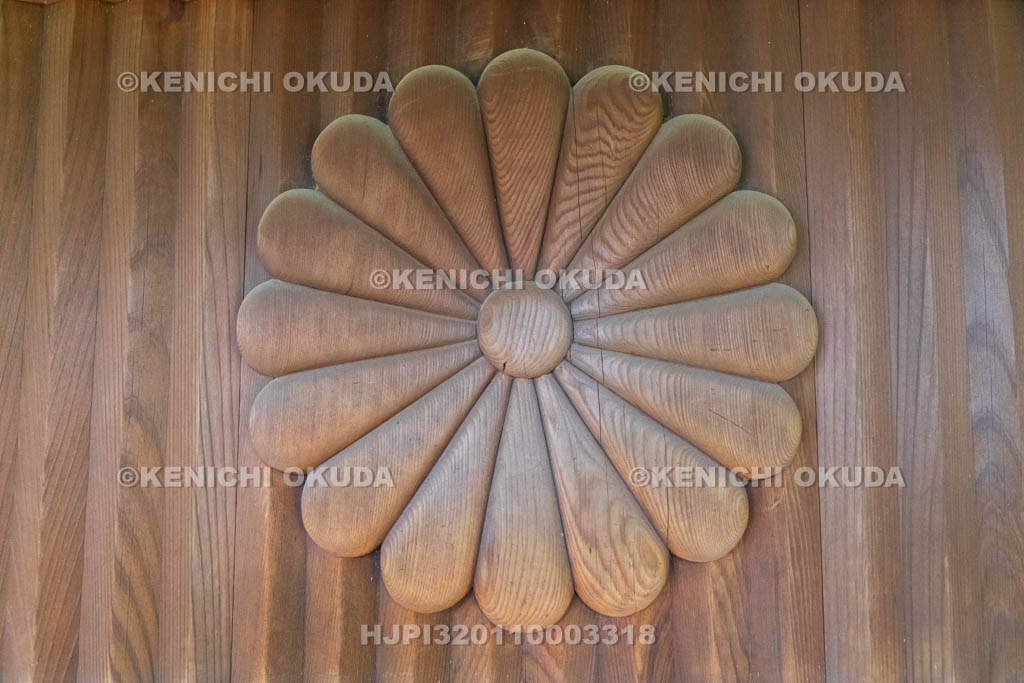 京都府 花園天皇十樂院上陵 門扉の菊花紋章