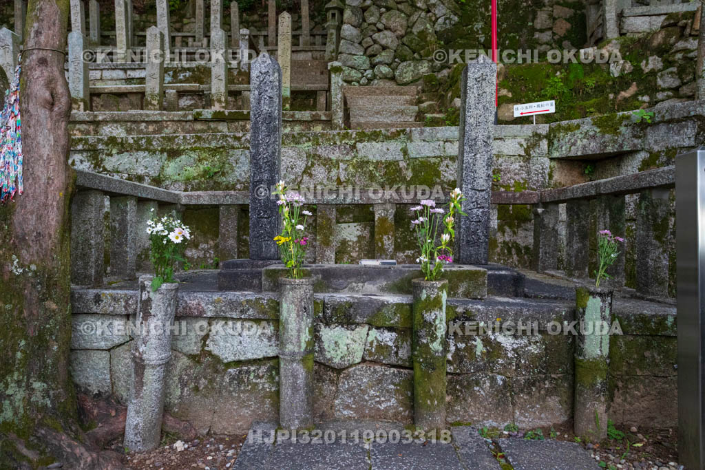 京都府　京都霊山護国神社　霊山墓地　坂本龍馬（左）・中岡慎太郎（右）の墓