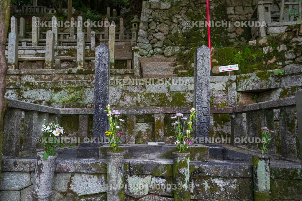 京都府　京都霊山護国神社　霊山墓地　坂本龍馬（左）・中岡慎太郎（右）の墓