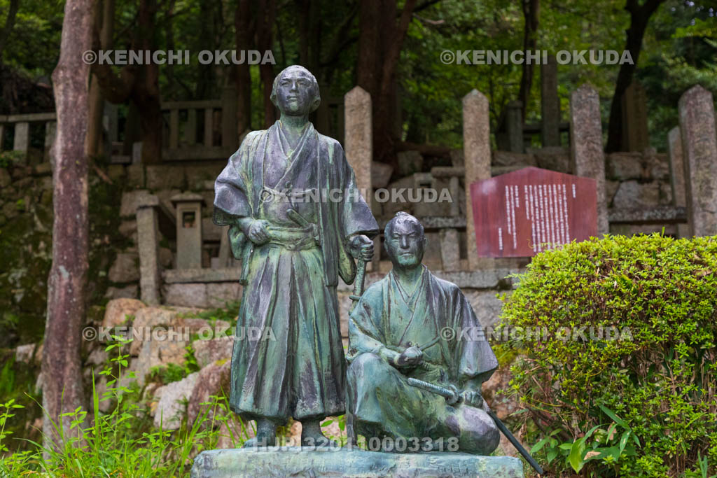 京都府 京都霊山護国神社 霊山墓地 坂本龍馬(左)・中岡慎太郎(右)の像
