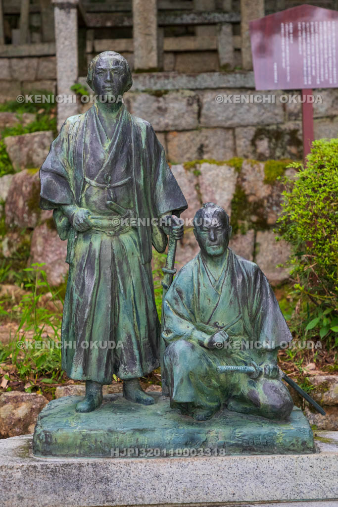 京都府　京都霊山護国神社　霊山墓地　坂本龍馬（左）・中岡慎太郎（右）の像