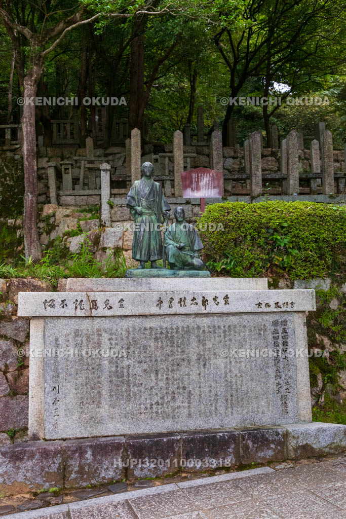 京都府　京都霊山護国神社　霊山墓地　坂本龍馬（左）・中岡慎太郎（右）の像