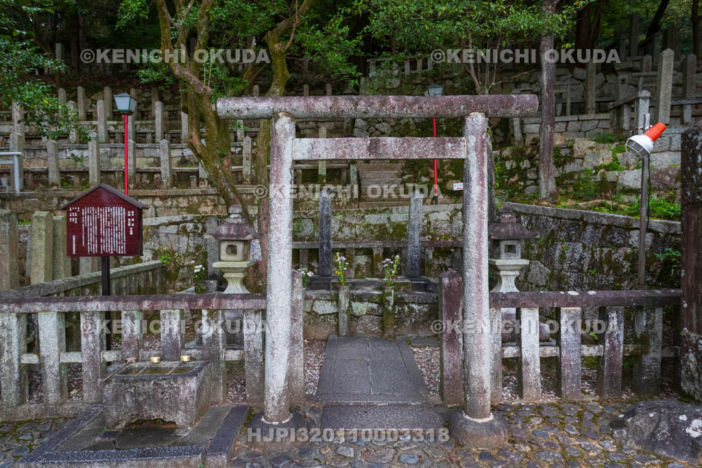 京都府　京都霊山護国神社　霊山墓地　坂本龍馬（左）・中岡慎太郎（右）の墓
