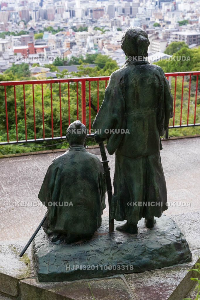 京都府 京都霊山護国神社 霊山墓地 坂本龍馬(右)・中岡慎太郎(左)の像と京都市街