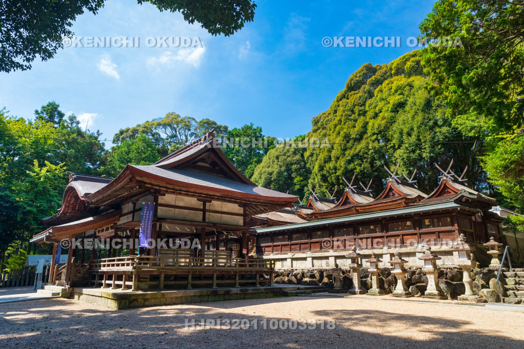 奈良県　往馬大社（いこまたいしゃ）　拝殿と本殿