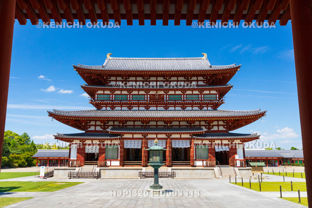 奈良県　薬師寺　中門から望む金堂