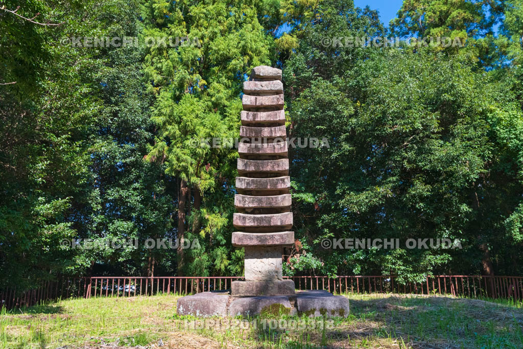 奈良県　於美阿志神社（おみあしじんじゃ）　十三重石塔（重要文化財）