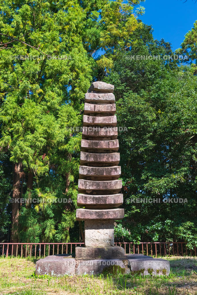 奈良県　於美阿志神社（おみあしじんじゃ）　十三重石塔（重要文化財）