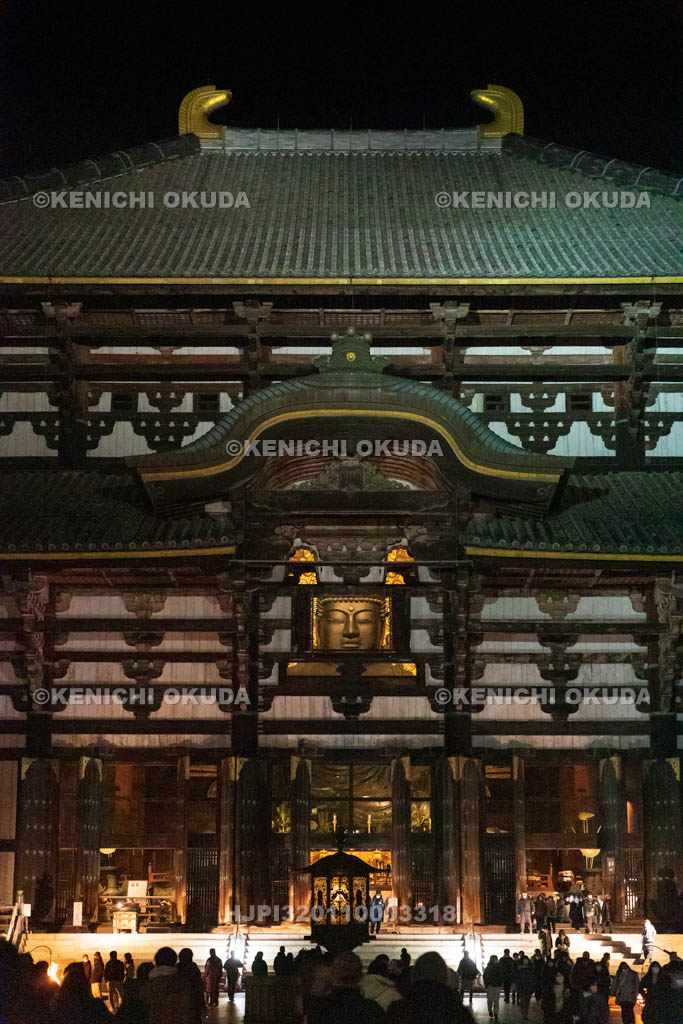 奈良県　東大寺　元日の大仏殿（国宝）　観相窓の開扉