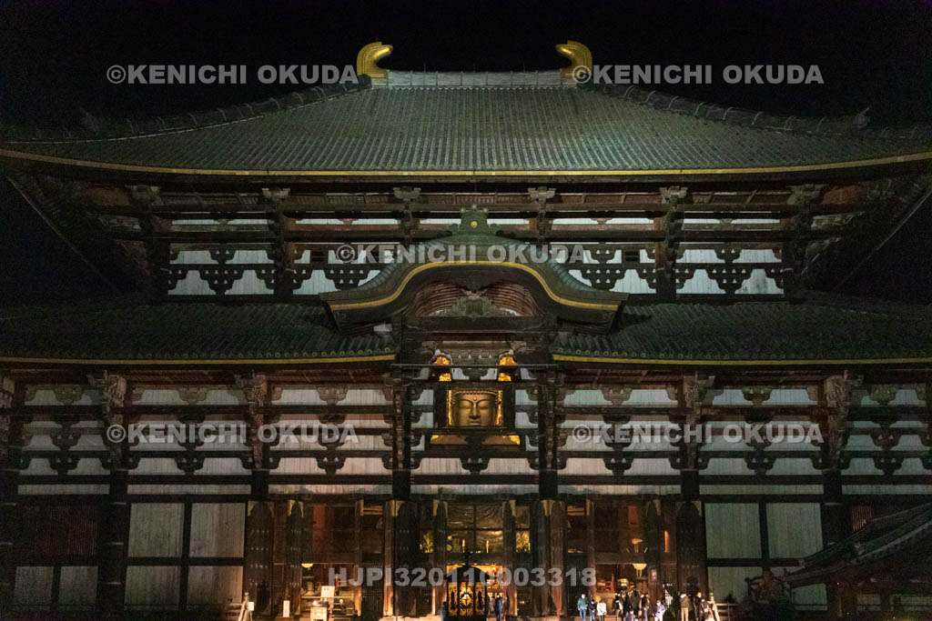 奈良県　東大寺　元日の大仏殿（国宝）　観相窓の開扉