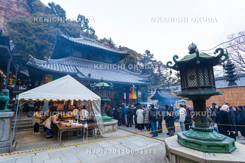 奈良県　生駒聖天宝山寺　初詣風景