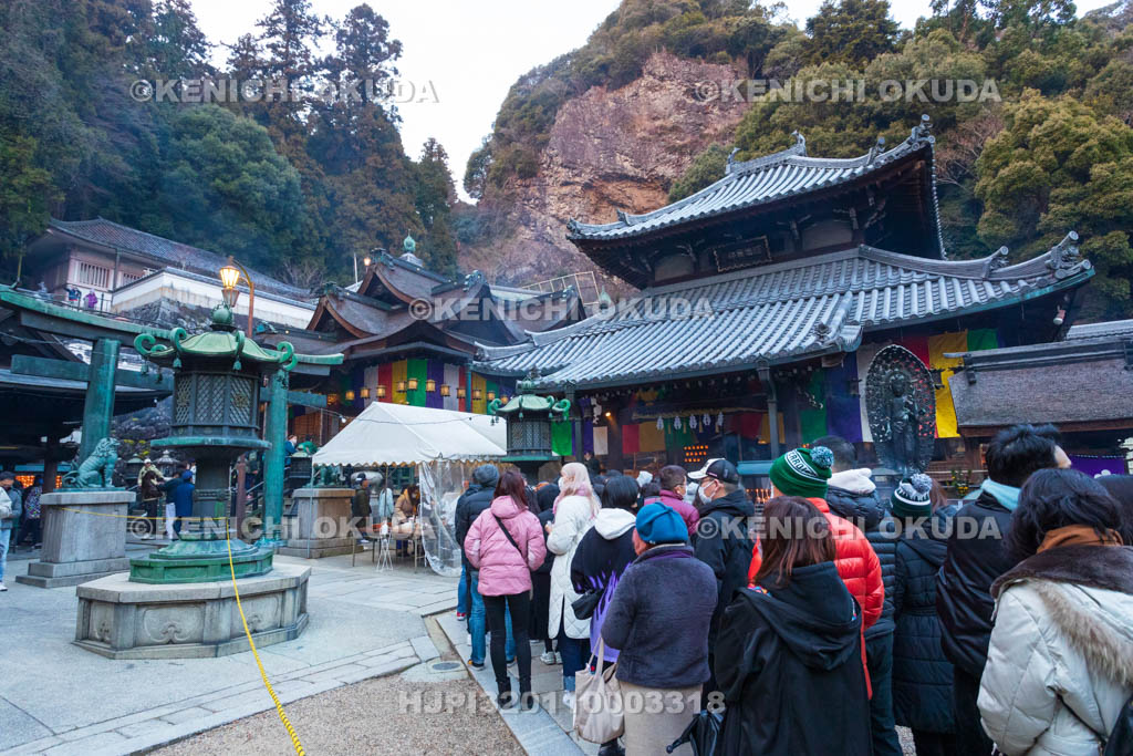 奈良県　生駒聖天宝山寺　初詣風景