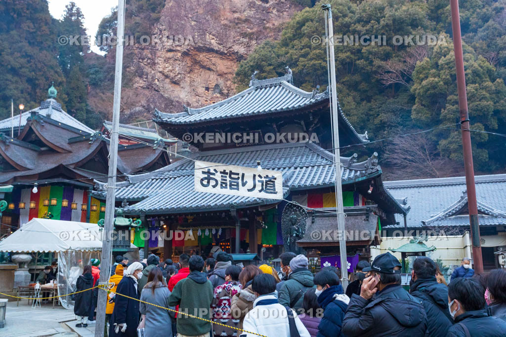 奈良県　生駒聖天宝山寺　初詣風景