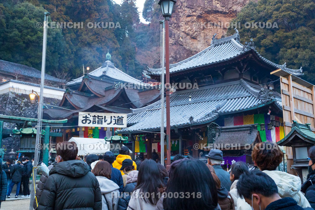 奈良県　生駒聖天宝山寺　初詣風景