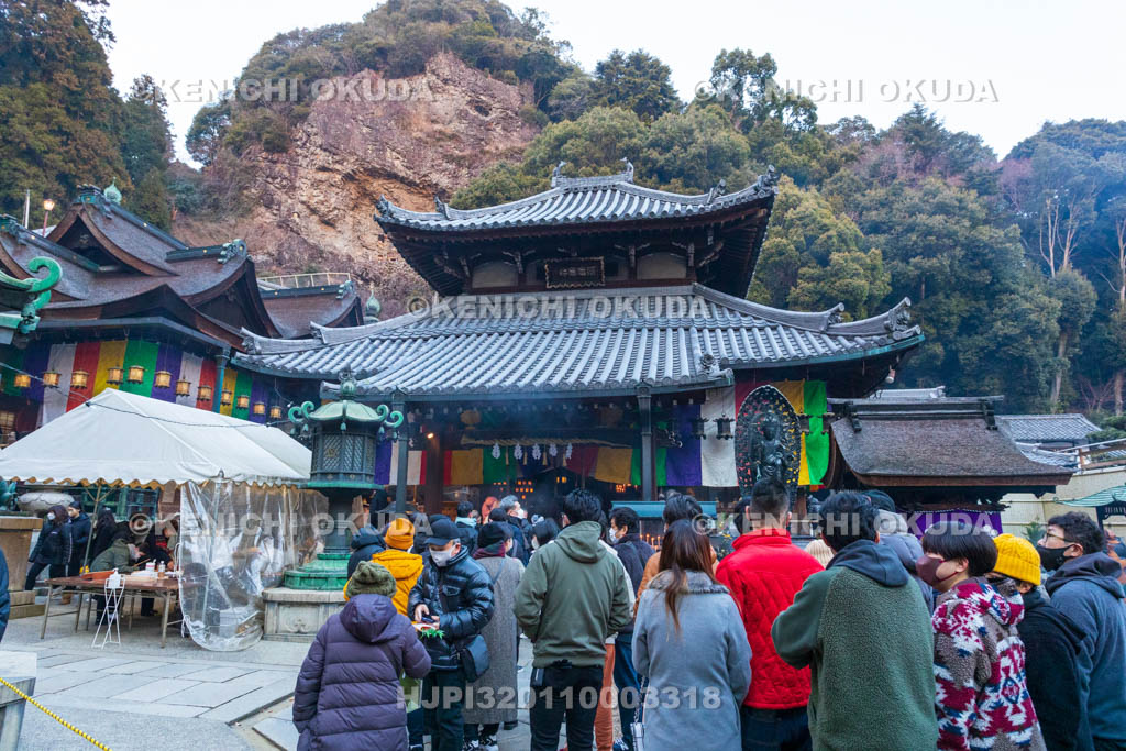 奈良県　生駒聖天宝山寺　初詣風景
