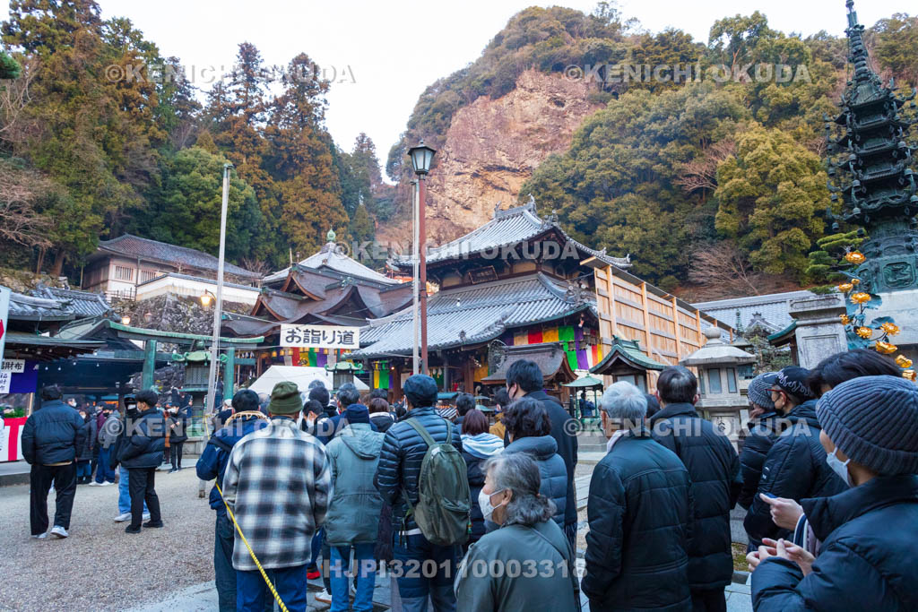 奈良県　生駒聖天宝山寺　初詣風景