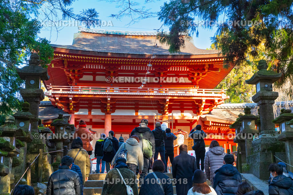 奈良県　春日大社　初詣風景　南門（重要文化財）付近