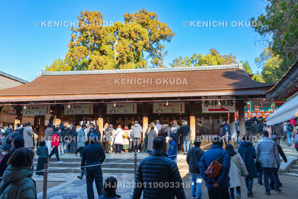 奈良県　春日大社　初詣風景　幣殿・舞殿（重要文化財）付近