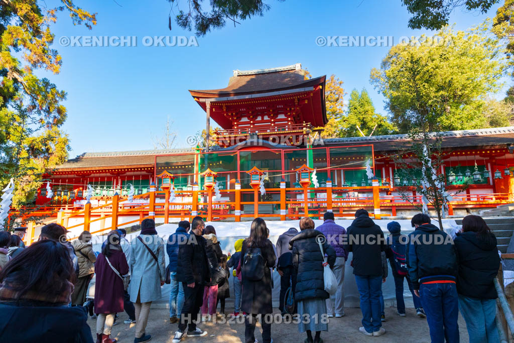 奈良県　春日大社　初詣風景　中門・御廊（重要文化財）付近
