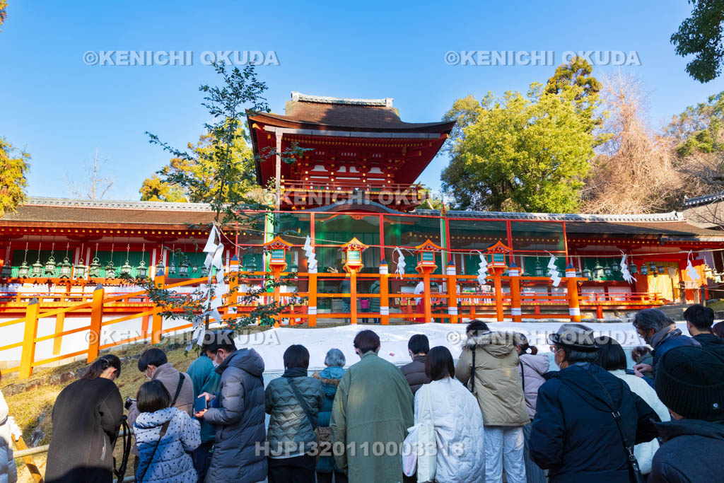 奈良県　春日大社　初詣風景　中門・御廊（重要文化財）付近