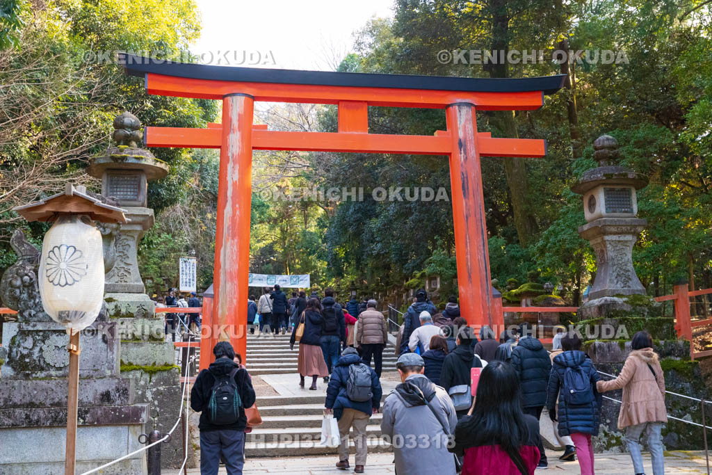 奈良県　春日大社　初詣風景　二之鳥居付近