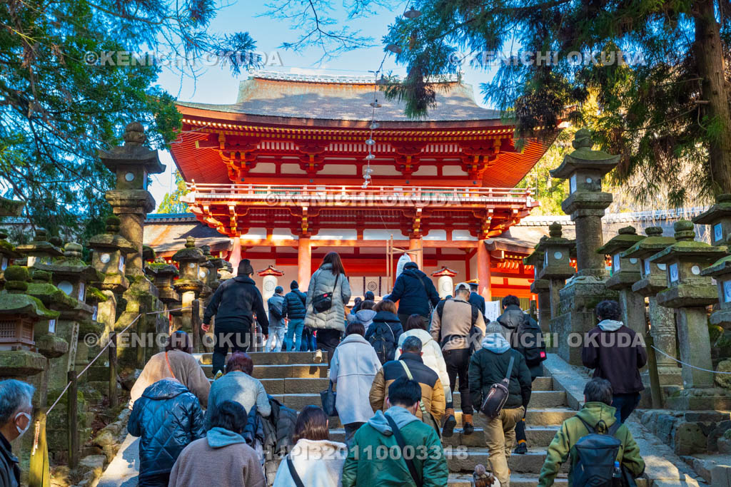 奈良県　春日大社　初詣風景　南門（重要文化財）付近