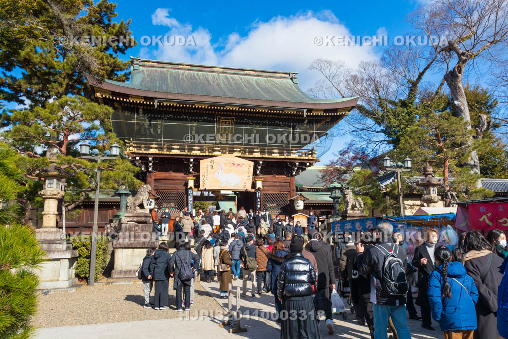 京都府　北野天満宮　初詣　楼門付近