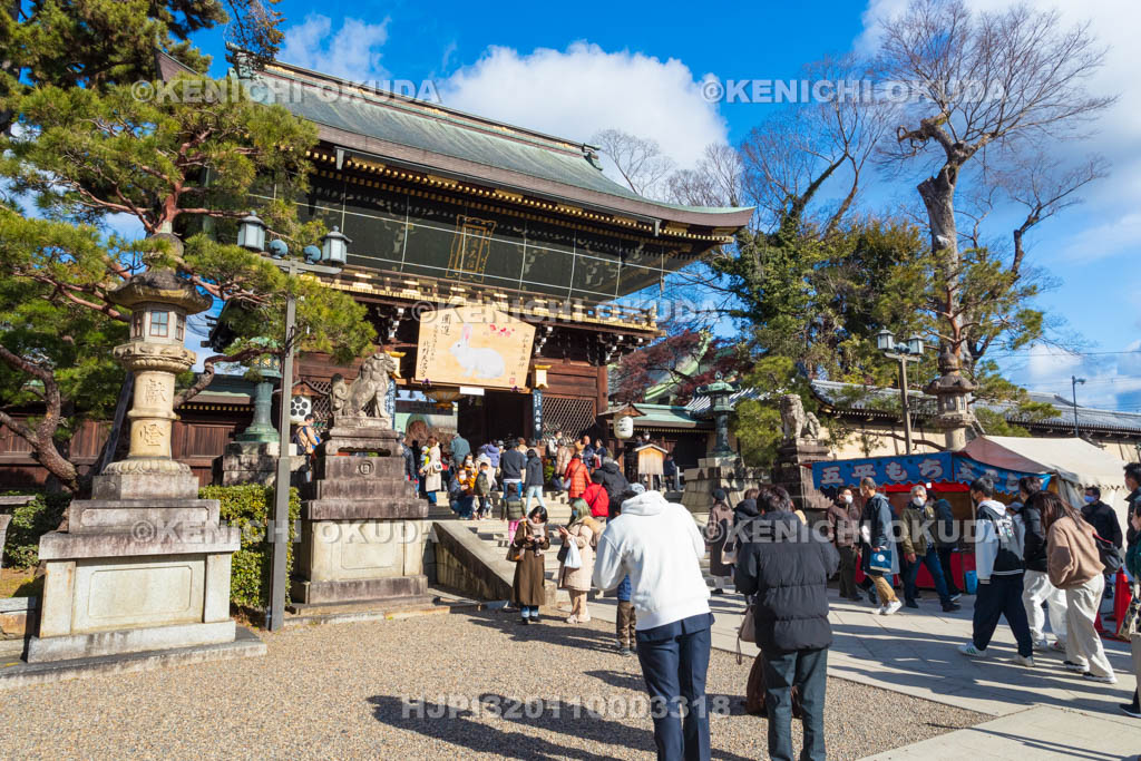 京都府　北野天満宮　初詣　楼門付近