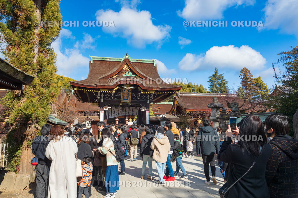 京都府　北野天満宮　初詣　三光門（重要文化財）付近