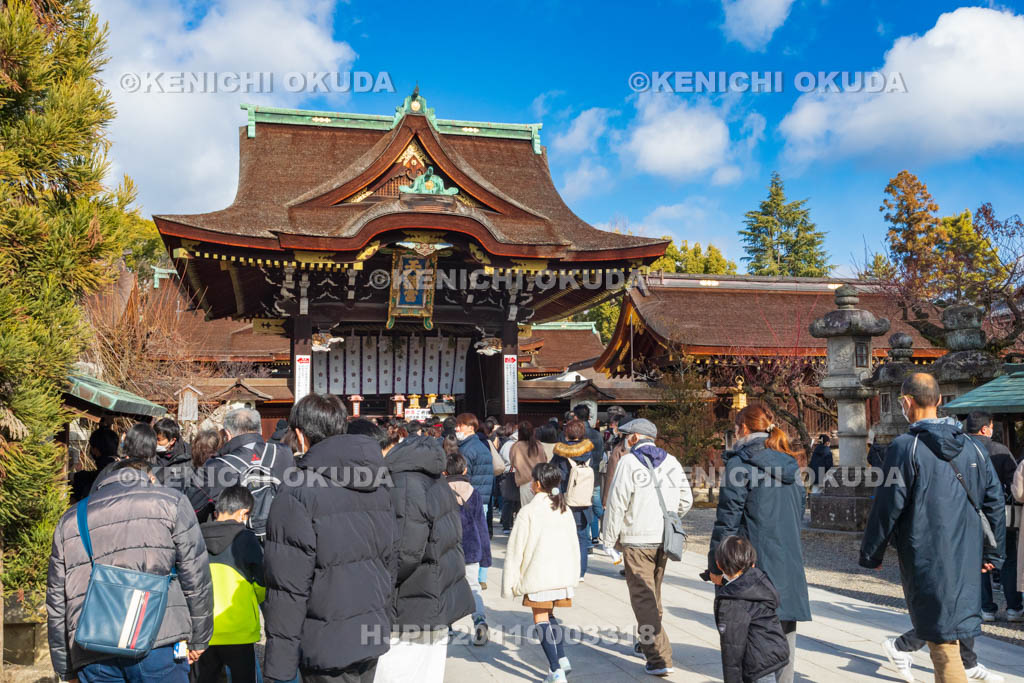 京都府　北野天満宮　初詣　三光門（重要文化財）付近