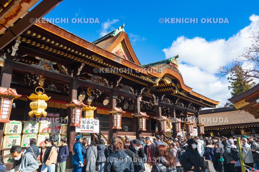 京都府　北野天満宮　初詣　拝殿（国宝）付近