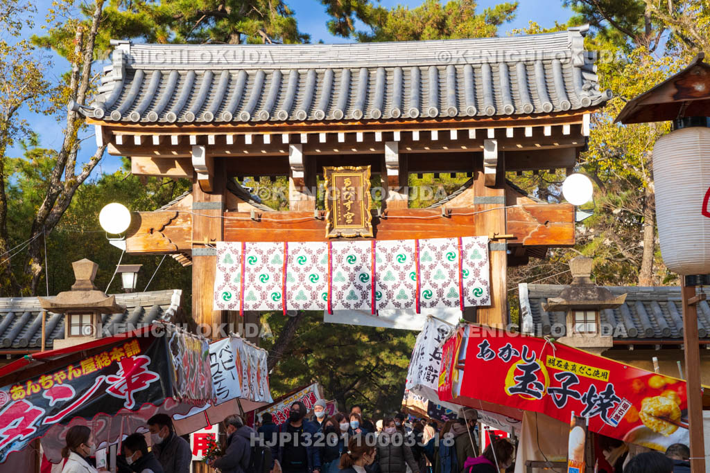 兵庫県　西宮神社　十日えびすの賑わい　南門付近