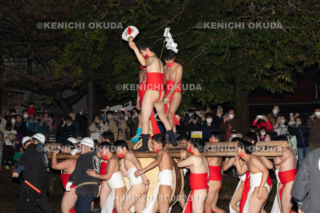 滋賀県　勝部神社　勝部の火まつり　大太鼓宮入